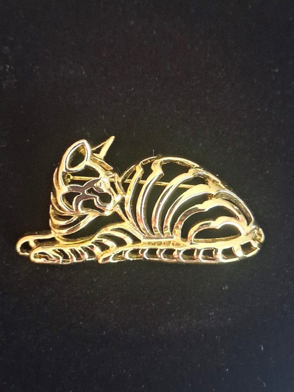Vintage AJC Gold Tone Sleeping Tabby Filigree Cat Pin